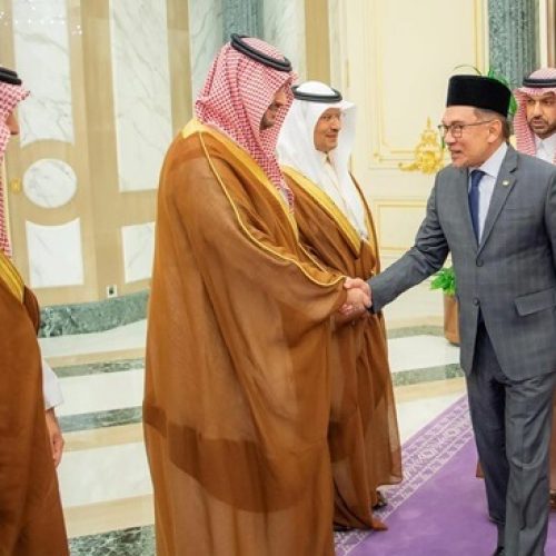 Saudi Crown Prince Holds Talks with Malaysian Prime Minister in Riyadh