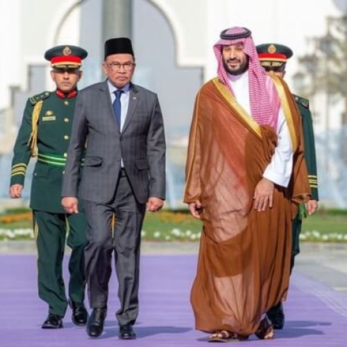 Saudi Crown Prince Welcomes Malaysian Prime Minister for Bilateral Talks