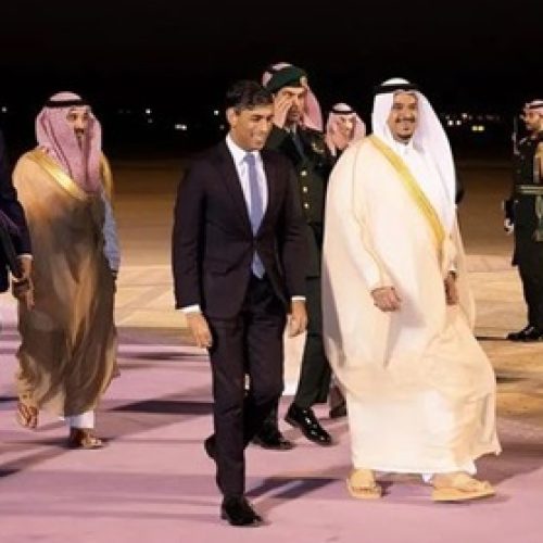 The British Prime Minister Arrives in Riyadh, Greeted by Deputy Prince of the Region